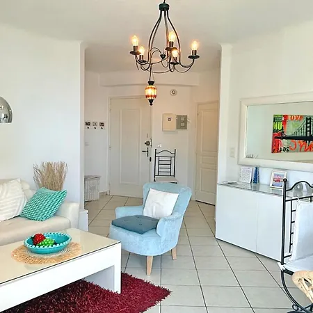 Les Dauphins Apartment *