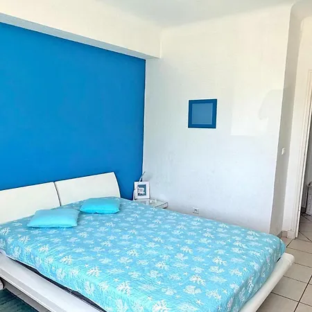 Les Dauphins Apartment *